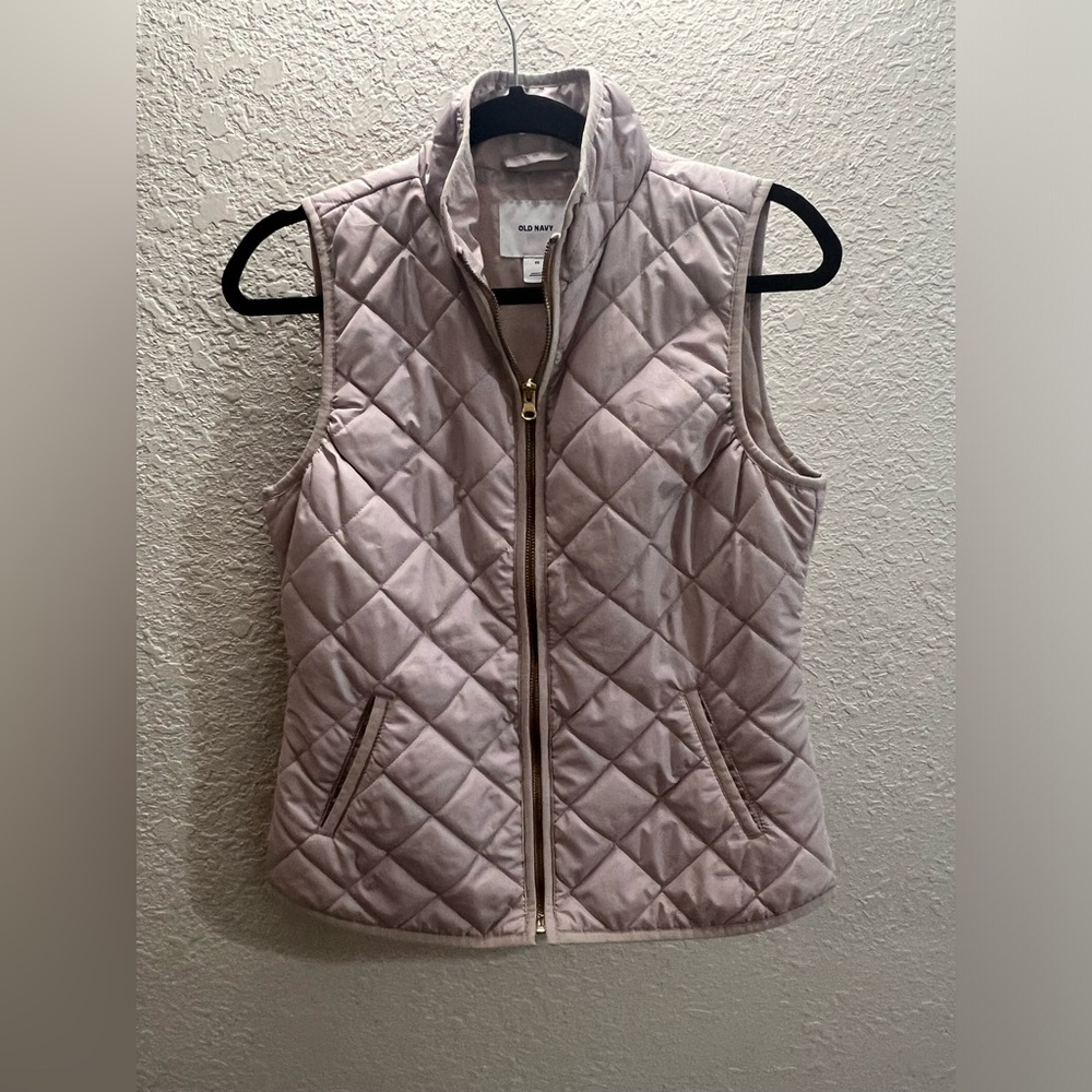 Old Navy Women’s XS Lavender Quilted Vest gold zipper in excellent condition